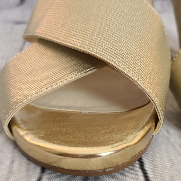 Isaac Mizrahi gold wedge sandals, 7.5W - Picture 5 of 15